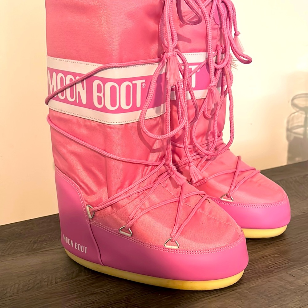 Moonboots - Picture 1 of 1
